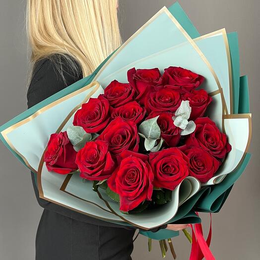 Красные розы большой цветок и эвкалипт