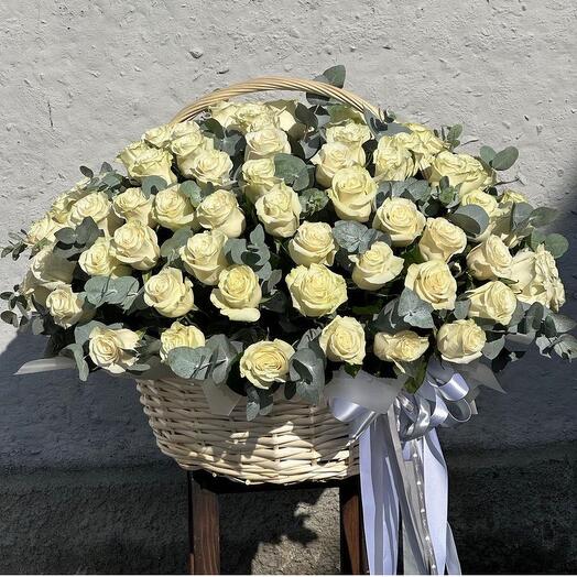 Корзина с белыми розами и эвкалиптом