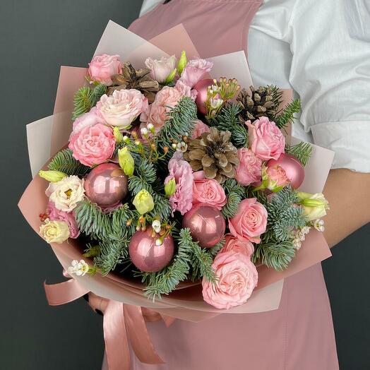 Новогодний букет. Ветки Нобилиса (ель), кустовые розы Бомбастик, кедровые Шишки и розовая Эустома