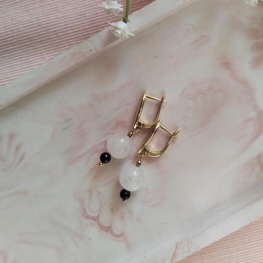 Серьги из белого кварца и граната