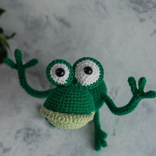 Вязаная игрушка ручной работы Лягушка Ква