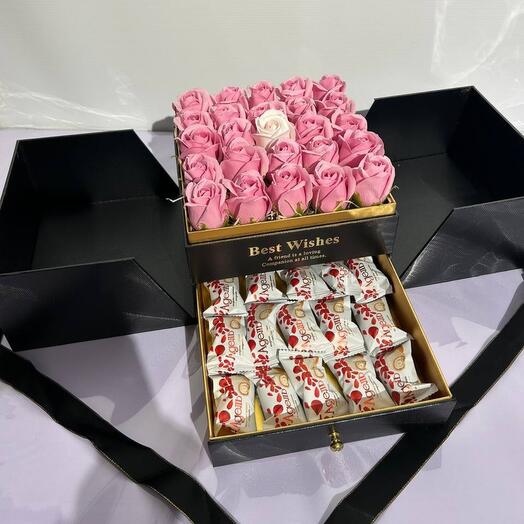 Композиция из мыльных роз в коробке с конфетами Адель