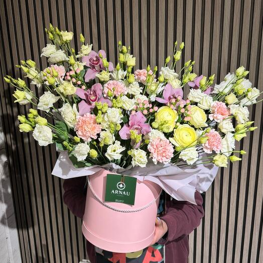 Цветы в коробке с лизиантусами