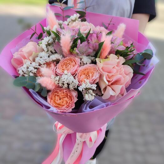 Букет из французских и пионовидных роз с добавлением сухоцветов