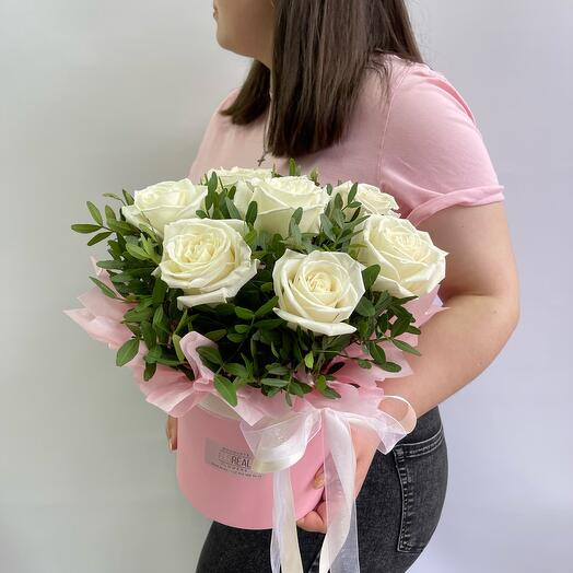 Букет Blonde roses в коробке из 7 белых роз Плайя Бланка с фисташкой