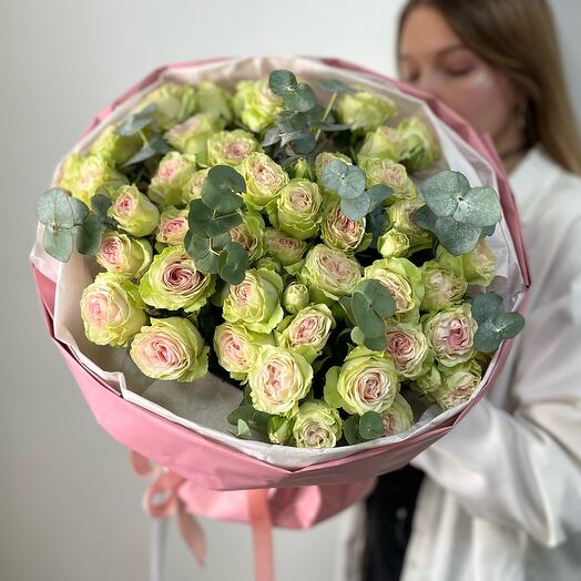 Кустовые розы и эвкалипт