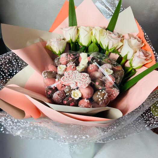 Клубничный букет с розами