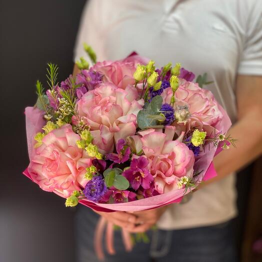 Verano de bayas L. Buect de rosas francesas, alstroemeria y eustoma