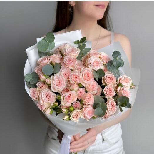 Нежный букет кустовая роза Лидия и эвкалипт