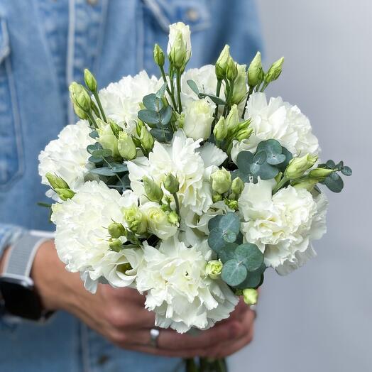 Нежный белый букет невесты из лизиантуса, гвоздики и эвкалипта