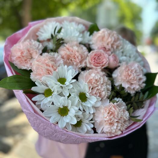 Букет из хризантем и диантуса