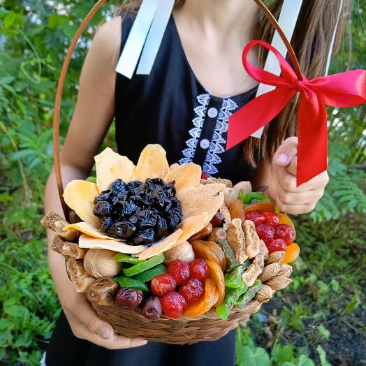 Подарочная корзинка с сухофруктами