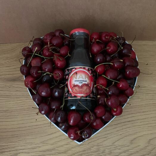 Подарочный набор из черешни и сока