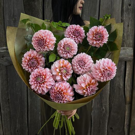 Monobook made of trendy dahlias and raspberry twigs in craft FM431
