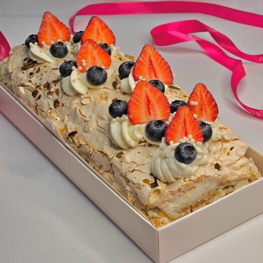 Меренговой рулет с клубникой и голубикой