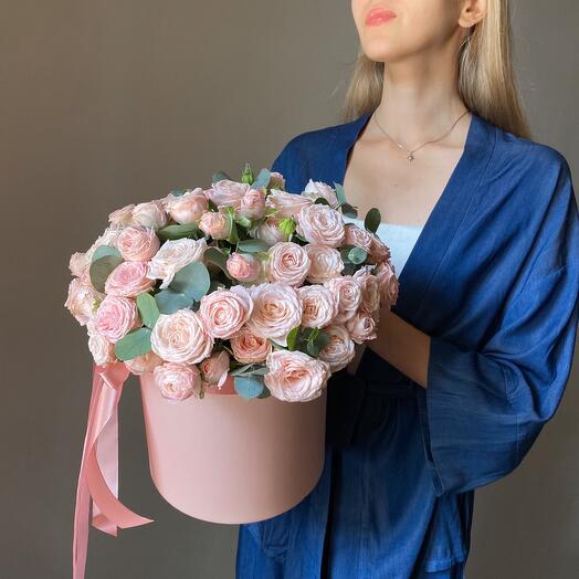 Композиция из кустовых пионовидных роз