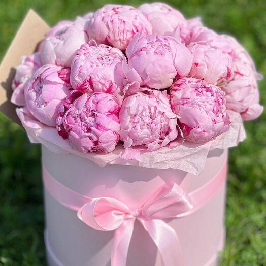 Bouquet of pink peony in hat box