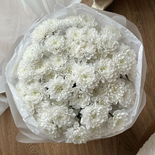 A magnificent bouquet of white chrysanthemums