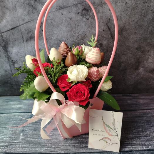 Клубника в шоколаде в сумочке с цветами1