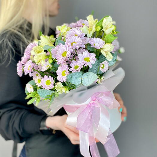 Composition with alstroemeria and santini