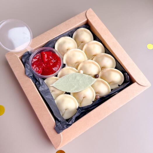 Шоколадные пельмени 12 шт с фундуком и соусом из клубники на день рождения