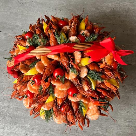 Корзинка с раками и креветками