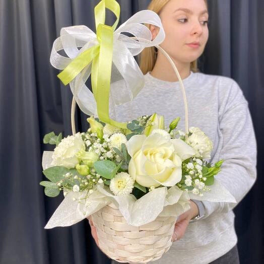 Корзина с белыми цветами