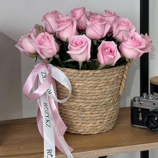 Корзина ротанг 19 светло-розовых роз