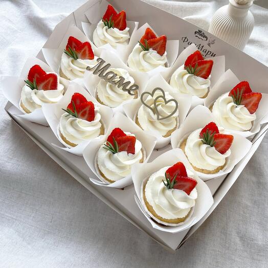 Большая коробка капкейков для мамы с клубникой