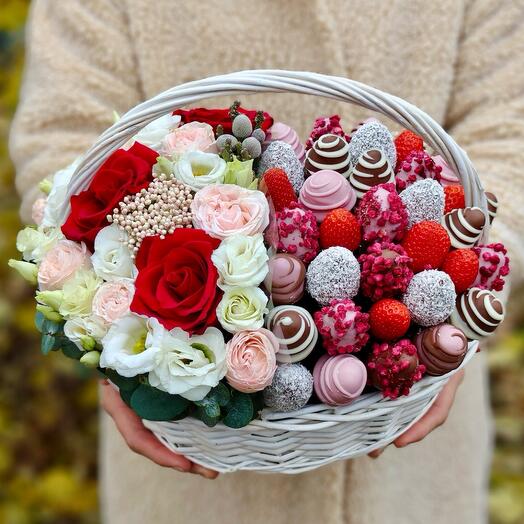 Корзина S с клубникой в шоколаде  и цветами Berry mood - 3 кг