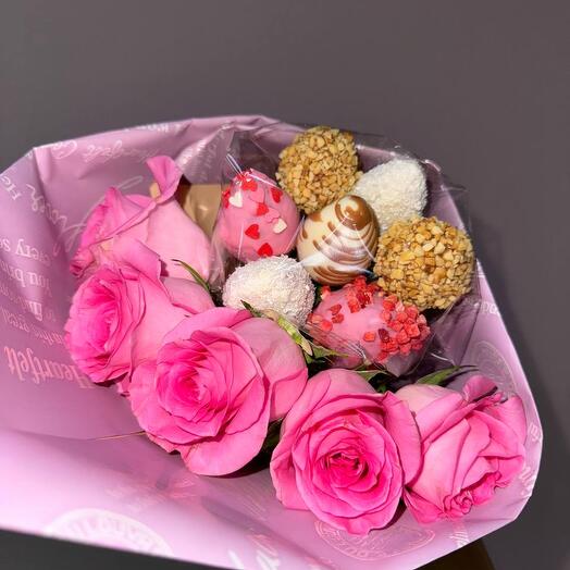 Букет из клубники в шоколаде с розами