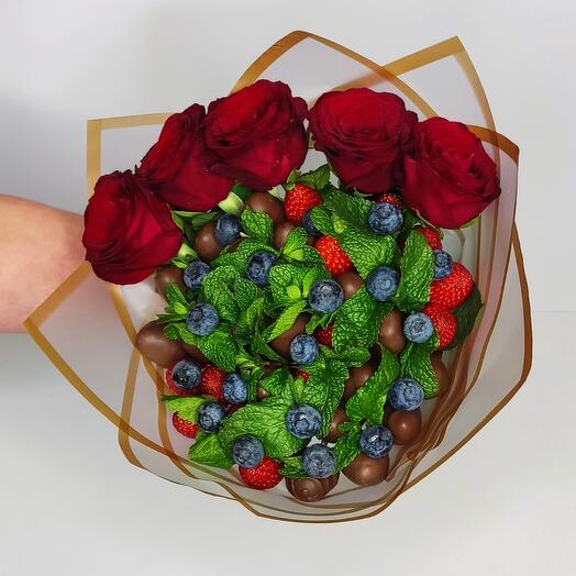 Букет из клубники в шоколаде с розами