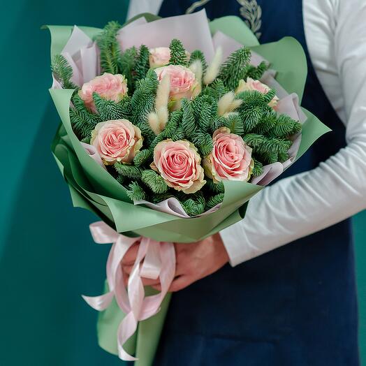 Сборный букет из нобилиса с розовой розой Эквадор 1641f