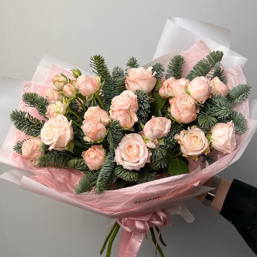 Пышный букет из пионовидной кустовой розы и нобилиса