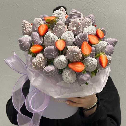 Клубника в бельгийском шоколаде в шляпной коробочке