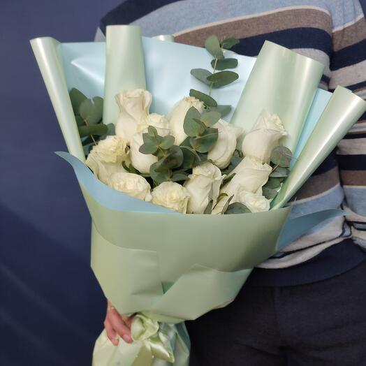 Белые розы с эвкалиптом 11 шт