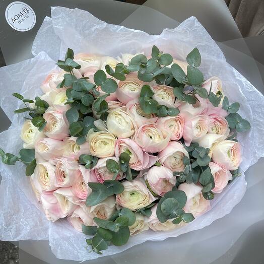 Букет из нежно-розовых ранункулюсов