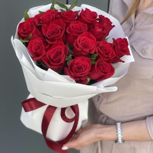 15 красных роз в упаковке
