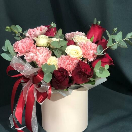 Розы и диантусыв коробке