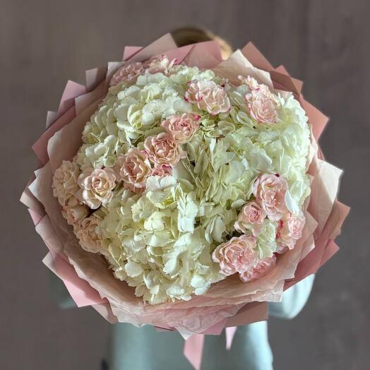 Оригинальный дуо букет из белых гортензий и кустовых роз рефлекс
