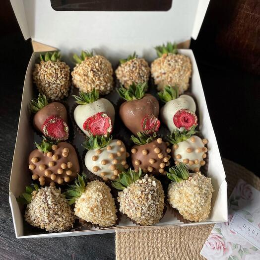 Клубника в бельгийском шоколаде в коробочке, 16 штук