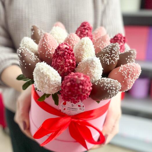 Букет в шляпной коробке «Клубничный коктейль»