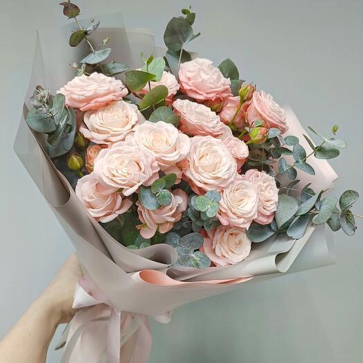 Rosas de peonía arbustivas con eucalipto