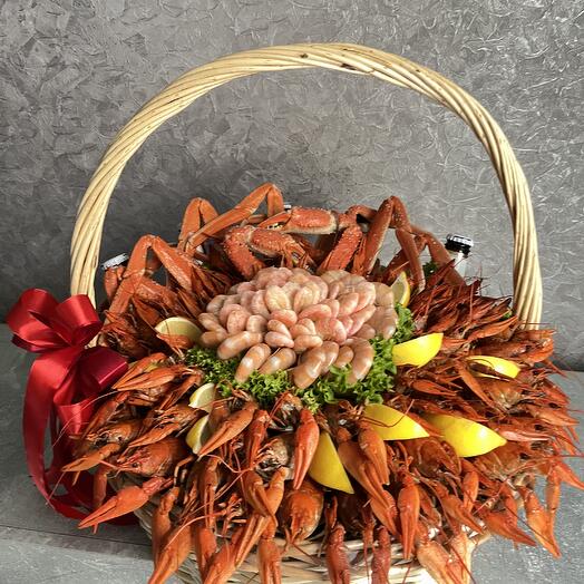 Корзина с раками , крабами и креветками