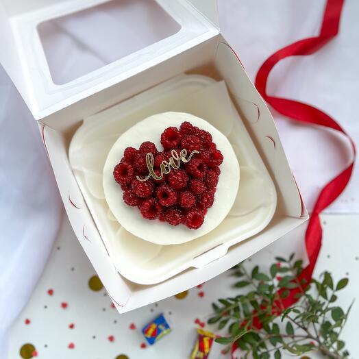 Бенто торт ( 550 гр) с сердцем из мармеладной малины и золотым топпером love на 14 февраля , день влюбленных