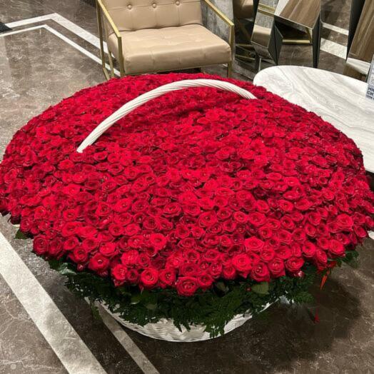 1001 роза в корзине