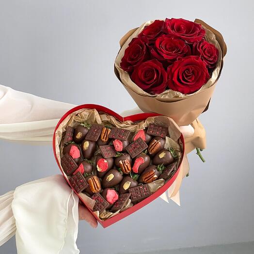 Букет из 7 красных роз и набор клубники в шоколаде в форме сердца, "Комбо набор 17"