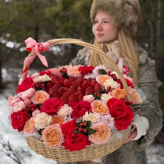 Царевна лебедь ( Корзина из свежих цветов и свежей клубники )