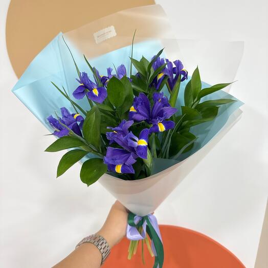 💙💙 «монобукет с ирисами и зеленью»