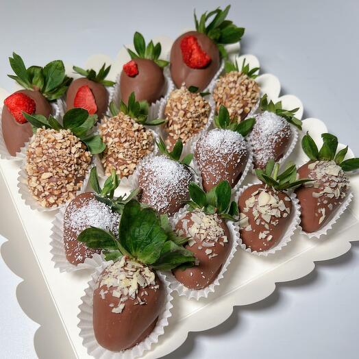 Набор клубника в молочном шоколаде